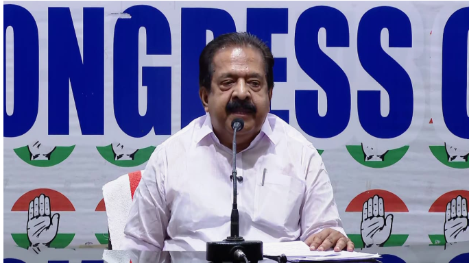 സർക്കാർ ജീവനക്കാരുടെ ഫോൺ നമ്പറും വാർഡും വരെ പിആർഡിക്ക്; വ്യക്തിഗത വിവരങ്ങൾ കൈമാറണം; മുഖ്യമന്ത്രിയുടെ ഓഫീസിന്റെ കത്ത് ചെന്നിത്തല പുറത്തുവിട്ടു