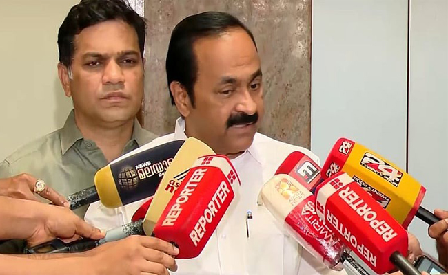 ഇനി ഒളിച്ചുകളി പറ്റില്ല, യുവതീ പ്രവേശനത്തെ സര്‍ക്കാര്‍ അനുകൂലിക്കുന്നുണ്ടോ ?’; മുഖ്യമന്ത്രി നിലപാട് വ്യക്തമാക്കണമെന്ന് വിഡി സതീശന്‍