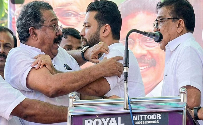 അത് ‘സ്‌നേഹത്തള്ളല്‍’; ഷാഫിക്ക് ഒരു നീരസവും ഉണ്ടായിട്ടില്ല; വിശദീകരണവുമായി കോണ്‍ഗ്രസ്