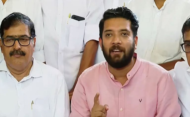 “ഗൺമാൻ ചെയ്തതിന് കെ.എസ്.യുക്കാരുടെ വീട് തല്ലിത്തകർക്കണോ?” -യുഡിഎഫുകാരുടെ വീടുകളിലേക്ക് നിരന്തരം ബോംബേറ്’; പി.ആർ വർക്കുകൾ കൊണ്ട് സർക്കാരിനെ രക്ഷിക്കാനാവില്ല; ചാറ്റ് പുറത്തുവിട്ട് ഷാഫി.