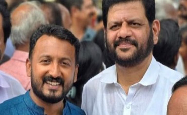 കോൺഗ്രസ് നേതൃത്വത്തെ ഞെട്ടിച്ച് കൂടിക്കാഴ്ച; രാഹുൽ മാങ്കൂട്ടത്തിലുമായി സൗഹൃദം പുതുക്കി വി.കെ. ശ്രീകണ്ഠൻ.  അകലം പാലിച്ച് മുതിർന്ന നേതാക്കൾ; ചേർത്തുപിടിച്ച് വി.കെ. ശ്രീകണ്ഠൻ; കോൺഗ്രസിൽ ചർച്ചകൾ കൊഴുക്കുന്നു.