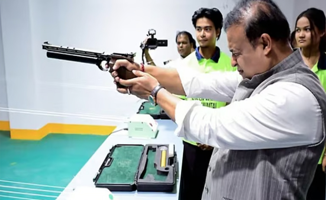 മുസ്ലീങ്ങള്‍ക്ക് നേരെ വെടിയുതിര്‍ത്ത്’ അസം മുഖ്യമന്ത്രി; വിവാദമായതോടെ വിഡിയോ പിന്‍വലിച്ചു; യുഎപിഎ ചുമത്തണമെന്ന് പ്രതിപക്ഷം