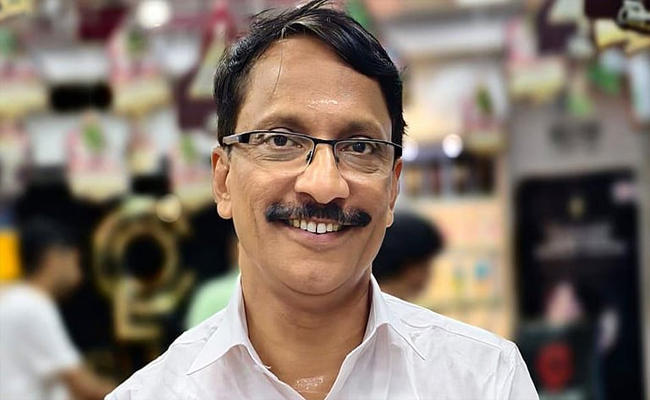 പോറ്റിയേ കേറ്റിയേ’ പാടി പ്രചാരണം: യുഡിഎഫ് സ്ഥാനാര്‍ഥിക്കെതിരെ തെരഞ്ഞെടുപ്പ് കമ്മീഷന് പരാതി; ഇനിയും പാടുമെന്ന് പഴകുളം മധു