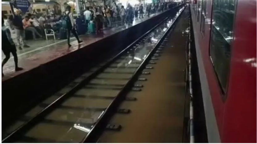 കനത്ത മഴ; ട്രാക്കുകളിൽ വെള്ളം കയറി, തിരുവനന്തപുരം വഴി കടന്നുപോകുന്ന ട്രെയിനുകൾ വെെകും