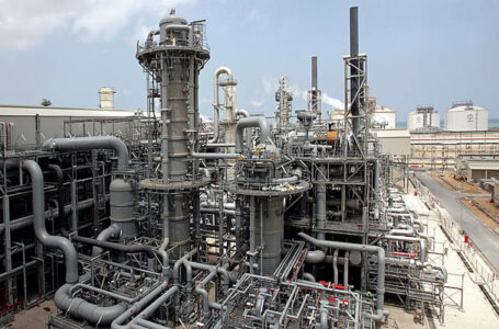 യുദ്ധം എണ്ണപ്പാടങ്ങളിലേക്ക്, കത്തിപ്പുകഞ്ഞ് ഗള്‍ഫ് മേഖല; വരുന്നത് വറുതിയുടെ കാലം