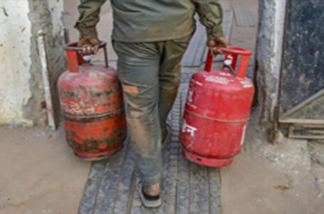 പശ്ചിമേഷ്യന്‍ സംഘര്‍ഷം: പാചകവാതക വില കൂട്ടി, ഗാര്‍ഹിക സിലിണ്ടറിന് വര്‍ധിപ്പിച്ചത് 60 രൂപ; വാണിജ്യ ആവശ്യത്തിനുള്ള എല്‍പിജി സിലിണ്ടറിന്റെ വില 115 രൂപയും വര്‍ധിപ്പിച്ചു.