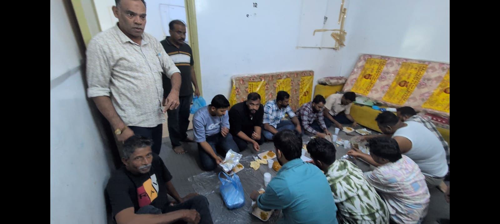 റിയാദ് വിമാനത്താവളത്തിൽ കുടുങ്ങിയ ഇരുന്നൂറോളം യാത്രക്കാർക്ക് താങ്ങായി റിയാദ് കെഎംസിസി