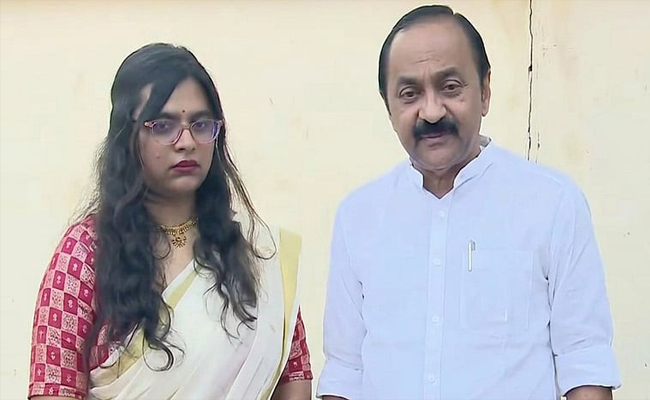 അച്ഛന്‍ നല്ല എഫേര്‍ട്ടിടുന്നുണ്ട്, അതിന് ഫലം കാണണമെന്നാണാഗ്രഹം’; പൊങ്കാലയിട്ട് വി ഡി സതീശന്റെ മകള്‍