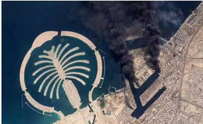 ദുബായ് ലക്ഷ്യമാക്കി ഇറാന്റെ വൻ പ്രത്യാക്രമണം; 165 ബാലിസ്റ്റിക് മിസൈലുകൾ തൊടുത്തു, നഗരത്തിന് മുകളിൽ കറുത്ത പുക; ആശങ്കയിൽ ഗൾഫ് മേഖല