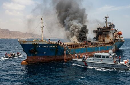 ഒമാൻ തീരത്ത് തായ് ചരക്കുകപ്പലിന് നേരെ ആക്രമണം; എഞ്ചിൻ റൂമിൽ തീപിടുത്തം, 20 പേരെ രക്ഷപ്പെടുത്തി