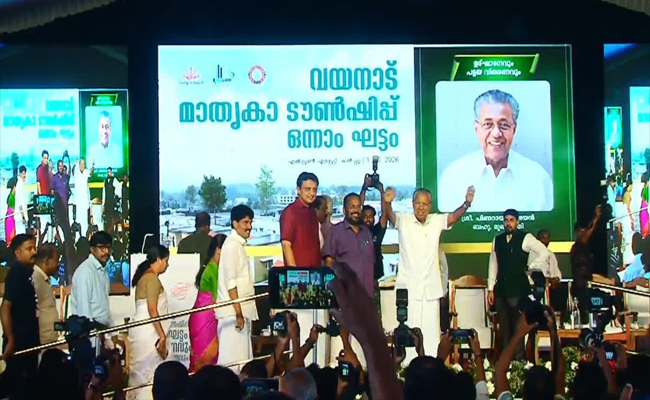 അടുത്ത മഴക്കാലത്തിന് മുൻപ് എല്ലാവർക്കും വീട്”; കേന്ദ്ര അവഗണനയ്ക്കിടയിലും അതിജീവനം യാഥാർത്ഥ്യമെന്ന് മുഖ്യമന്ത്രി.