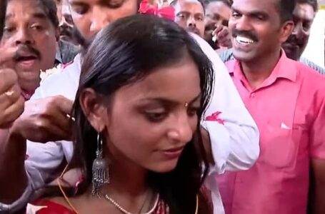 കുംഭമേള വൈറൽ താരം മൊണാലിസ ഭോസ്‌ലെ കേരളത്തിൽ വിവാഹിതയായി; സിനിമയിലെ നായകനൊപ്പം പുതിയ ജീവിതം;  ഈ കല്യാണമാണ് യഥാര്‍ഥ കേരള സ്‌റ്റോറി, കേരളം സ്വര്‍ഗമാണ് എന്നു തെളിഞ്ഞിരിക്കുന്നു’, വിവാഹത്തില്‍ പങ്കെടുത്ത് മന്ത്രി വി ശിവന്‍കുട്ടിയും എം വി ഗോവിന്ദനും.