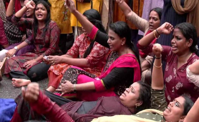 ‘പോ​ടാ പു​ല്ലേ പോ​ലീ​സേ’, പോ​ലീ​സ് സ്റ്റേ​ഷ​ൻ മാ​ർ​ച്ചി​ൽ ആ​ർ. ശ്രീ​ലേ​ഖ​യെ പ്ര​തി ചേ​ർ​ത്തു