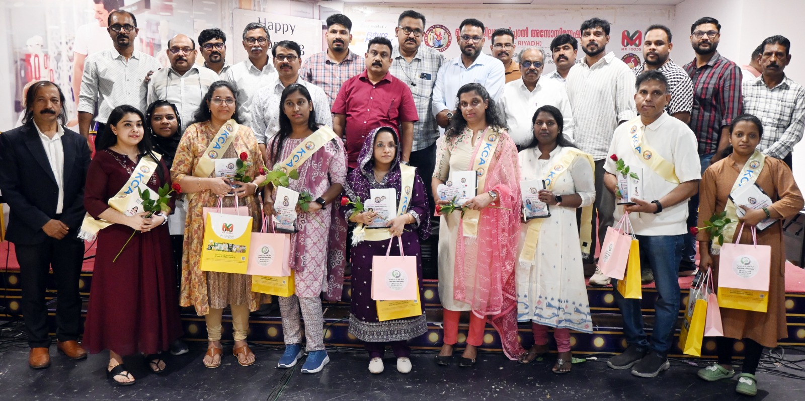 കരുതലിന്റെ കരങ്ങൾക്ക് സ്നേഹസ്പർശമേകി കെ.സി.എ റിയാദ്; 125 നഴ്‌സുമാർക്ക് ആദരവ്.