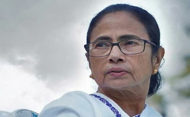 ‘പോകേണ്ടവര്‍ക്ക് പോകാം, പാര്‍ട്ടി പുനരുജ്ജീവിപ്പിക്കണമെന്ന് മത്സരിച്ച സ്ഥാനാര്‍ഥികളോട് മമത ബാനര്‍ജി