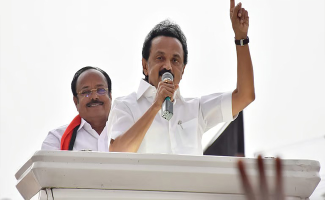 തമിഴ്നാട്ടിൽ വൻ അട്ടിമറി; ഡിഎംകെയെ പിന്തള്ളി വിജയ്‌യുടെ ടിവികെയും എഐഎഡിഎംകെയും; ഫലം മാറിമറിയുന്നു!
