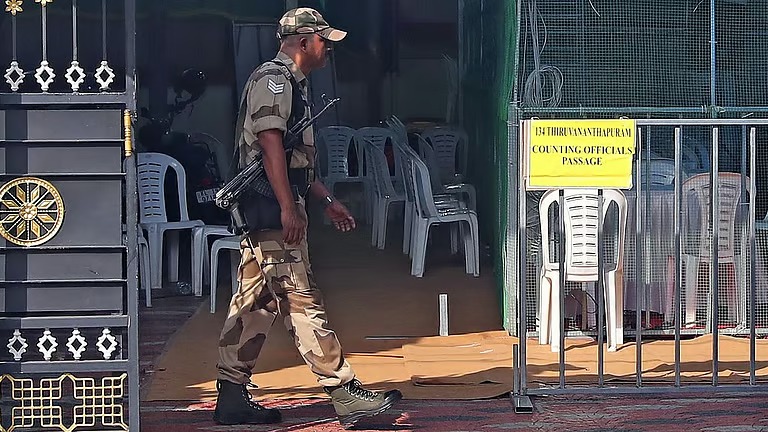 തപാല്‍ വോട്ടുകള്‍ 50 വീതം കെട്ടുകളാക്കി എണ്ണും, ഓരോ റൗണ്ടും പൂര്‍ത്തിയാകാന്‍ അര മണിക്കൂര്‍; ഏജന്റുമാര്‍ക്ക് ക്യൂആര്‍ കോഡ് പതിച്ച തിരിച്ചറിയല്‍ കാര്‍ഡ്