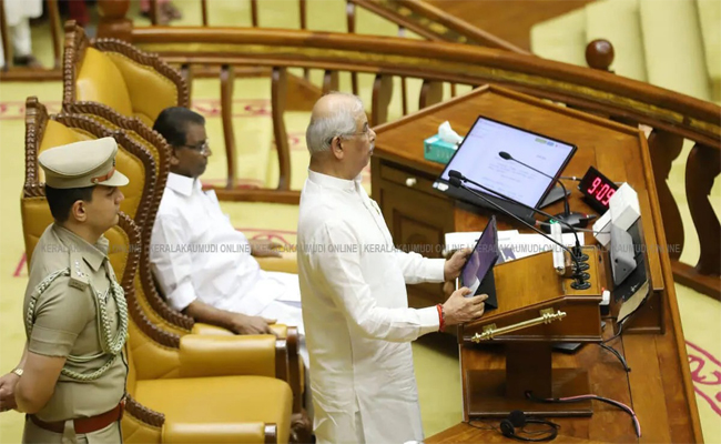 സ്ത്രീകൾക്ക് സൗജന്യ ബസ് യാത്ര, ക്ഷേമപെൻഷൻ 3000 രൂപ, പെൺകുട്ടികൾക്ക് ആർത്തവ അവധി; യുഡിഎഫ് സർക്കാരിന്റെ നയപ്രഖ്യാപനം