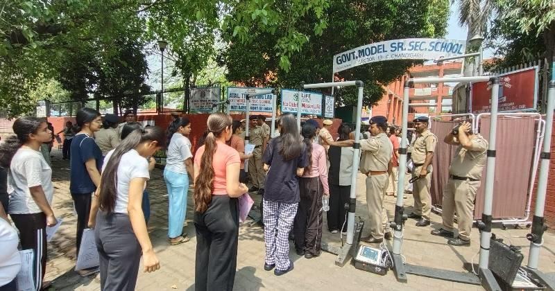 നീറ്റ് പരീക്ഷാ കേന്ദ്രത്തിലും ‘ഹൈടെക്’ തട്ടിപ്പ്; സുരക്ഷാക്കോട്ട ഭേദിച്ച് ആൾമാറാട്ടം: ഒൻപത് പേർ പിടിയിൽ!