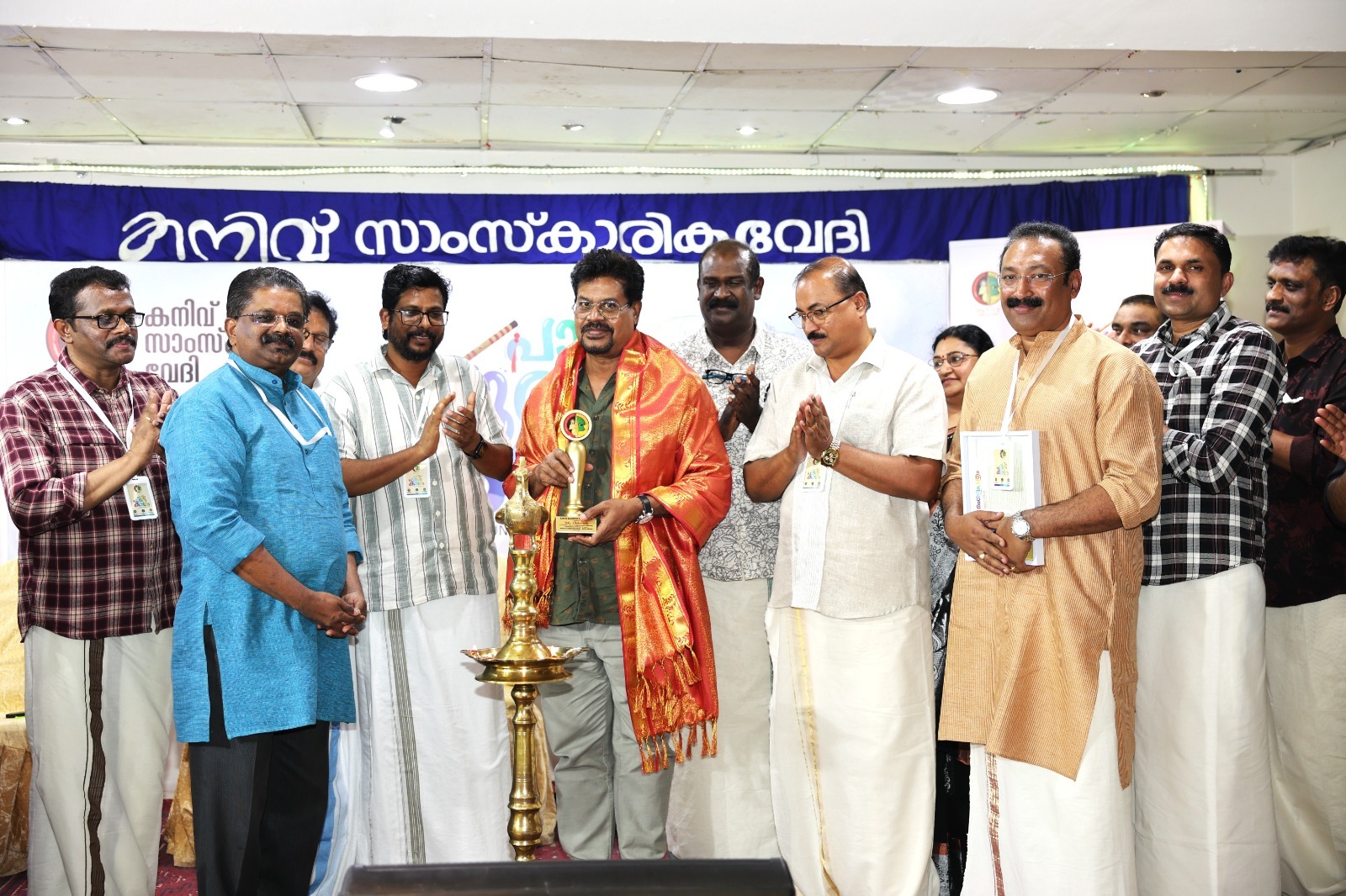 “പാടം പൂത്ത കാലം”: അൽഖോബാറിൽ സംഗീത സാന്ദ്രമായി ‘കനിവ്’ കലാനിധി പുരസ്കാര നിശ; പുരസ്കാരം ഏറ്റുവാങ്ങി ഗാനരചയിതാവ് ഷിബു ചക്രവർത്തി