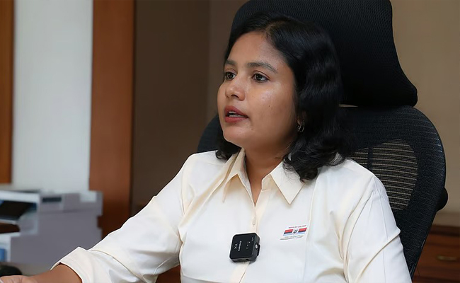 ആകെയുള്ളത് മൂന്ന് ഷൂ, 15 ഷര്‍ട്ട്, എട്ട് പാന്റ്‌സ്; ഇതുതന്നെ മാറ്റിയും തിരിച്ചുമിടും: കലക്ടര്‍ ജി പ്രിയങ്ക
