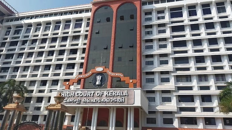 ‘അച്ഛന്‍ താഴെയുണ്ട്!’ ഭയന്ന് പോയ കുട്ടിയോട് ആര്‍ക്കൊപ്പം പോകണമെന്ന് ചോദിക്കാനായില്ല; സന്ദേശം കൈമാറിയ അഭിഭാഷകനെ കണ്ടെത്തണമെന്ന് ഹൈക്കോടതി