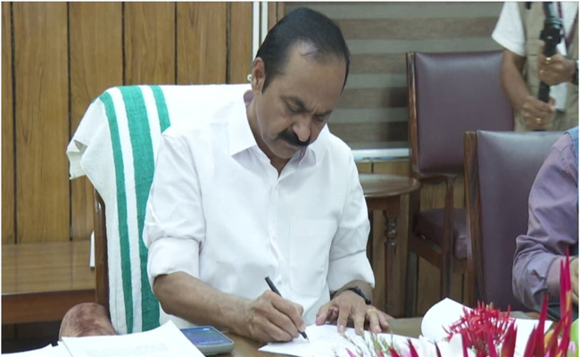 മുഖ്യമന്ത്രി ഒരടി പിന്നോട്ടില്ല, വീര്യം കുറഞ്ഞ മദ്യത്തിന്‍റെ നികുതി ഇളവുമായി സർക്കാർ മുന്നോട്ട് തന്നെ; ധനബില്ലിന്‍റെ കരട് പ്രസിദ്ധീകരിച്ചു