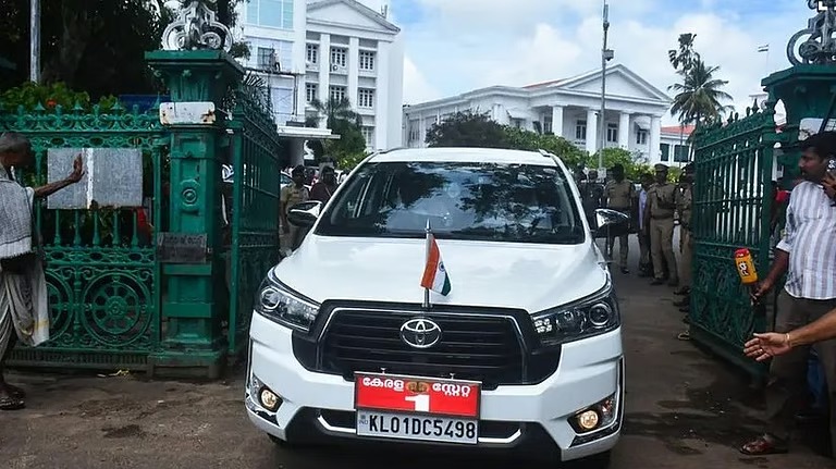 സെക്രട്ടേറിയറ്റിൽ മാധ്യമങ്ങൾക്ക് വീണ്ടും കർശന വിലക്ക്; നോർത്ത് സമരഗേറ്റും ബാരിക്കേഡ് വെച്ച് അടച്ചു