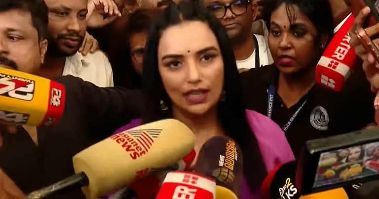 “ഇനിയൊരു പാവയാകാൻ ഇല്ല! ‘അമ്മ’യിൽ നിന്ന് പടിയിറങ്ങി ശ്വേത മേനോൻ; പറയാനുള്ളതെല്ലാം തുറന്നു പറയും’; പൊട്ടിത്തെറിച്ച് ശ്വേത