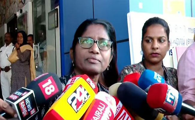‘ഞാനാണ് ഡിഎച്ച്എസ് എന്ന് കോടതി പറഞ്ഞിട്ടുണ്ട്’; ഇന്നും ആരോഗ്യവകുപ്പ് ആസ്ഥാനത്തെത്തി ഡോ. റീന, കസേരകളി തുടരുന്നു