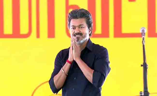 കനത്ത സുരക്ഷയില്‍ വിജയ് കരൂരില്‍; ദുരന്തബാധിതര്‍ക്ക് ആശ്രിത നിയമന ഉത്തരവുകള്‍ കൈമാറും