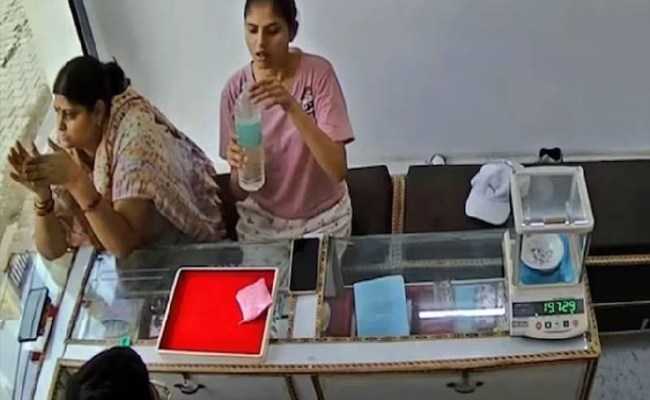 ദാഹം മാറ്റാന്‍ കുടിച്ച കുപ്പി വെള്ളത്തില്‍ ആസിഡ്: യുവതി ഗുരുതരാവസ്ഥയില്‍; ഞെട്ടിക്കുന്ന സംഭവം ഉത്തര്‍പ്രദേശില്‍