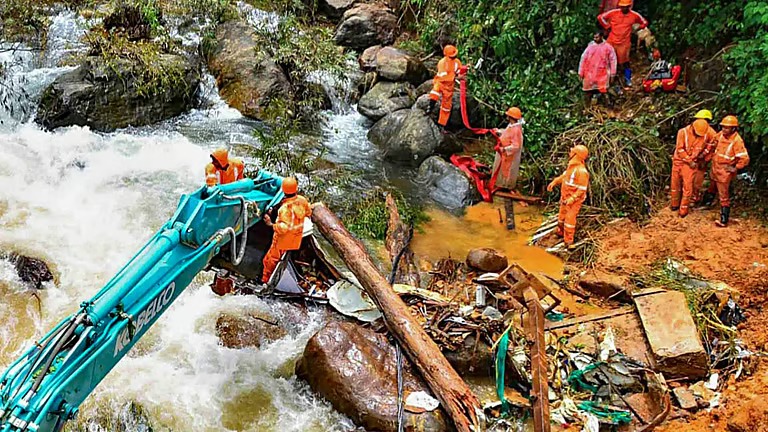 കള്ളാടിയില്‍ ഒരു മൃതദേഹം കൂടി കണ്ടെടുത്തു, മരണം ഏഴായി; കരാർ കമ്പനിയെ പഴിച്ച് സര്‍ക്കാര്‍ ഹൈക്കോടതിയില്‍