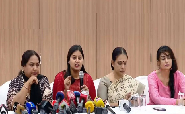 ‘അമ്മയ്ക്ക് അദാനി ഗ്രൂപ്പിൽ നിന്ന് 15 കോടി, ബിജെപി നേതാവിന്റെ വീഡിയോ, തട്ടമിടാത്ത മലപ്പുറംകാരിയുടെ കേരള സ്റ്റോറിയാണ് എതിർത്തത്’