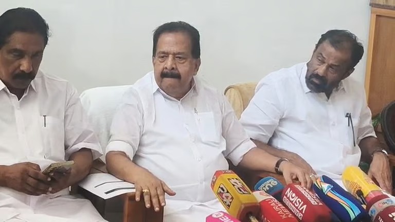‘എംഎൽഎമാരെ ഭീഷണിപ്പെടുത്താൻ കെകെ രാഗേഷിന് എന്തധികാരം?’; രമേശ് ചെന്നിത്തല