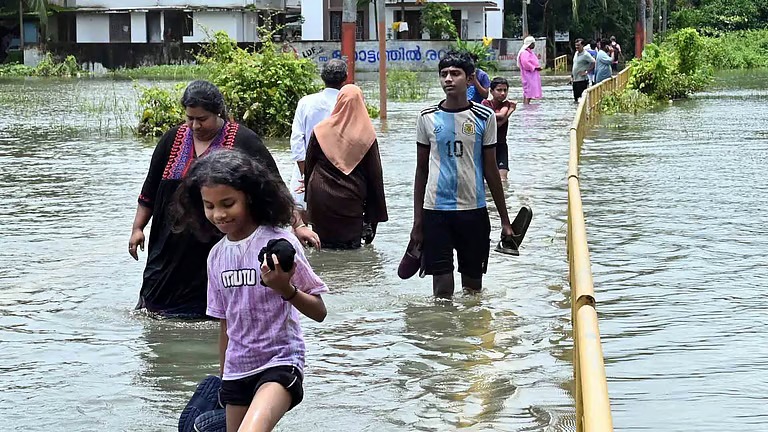 വടക്കന്‍ കേരളത്തില്‍ അതിതീവ്ര മഴ മുന്നറിയിപ്പ്, നാലു ജില്ലകളില്‍ റെഡ് അലര്‍ട്ട്, അതീവ ജാഗ്രതാ നിര്‍ദേശം